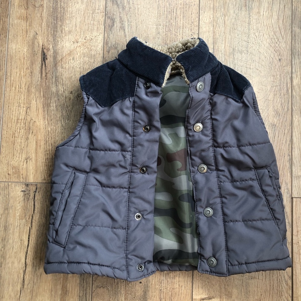 Carter’s kids vest size 2 T good condition
